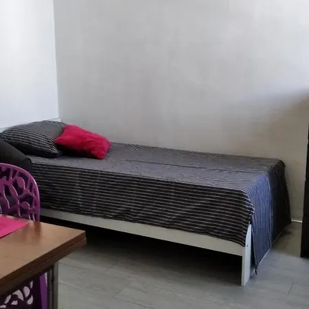 게스트하우스 1 Personne Et 1 Personne Avec Entree Libre Et Salle De Bain Privee 꼴로미에