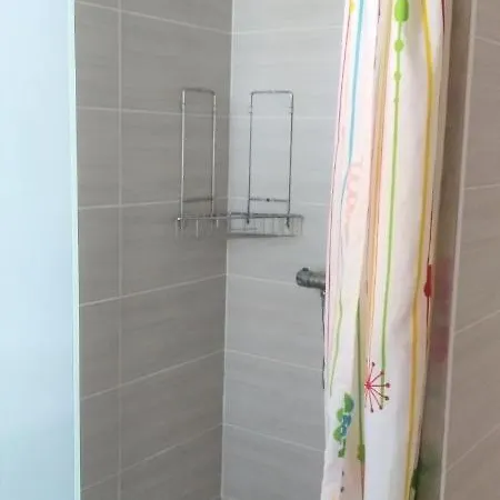 게스트하우스 1 Personne Et 1 Personne Avec Entree Libre Et Salle De Bain Privee *