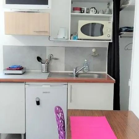 게스트하우스 1 Personne Et 1 Personne Avec Entree Libre Et Salle De Bain Privee 꼴로미에