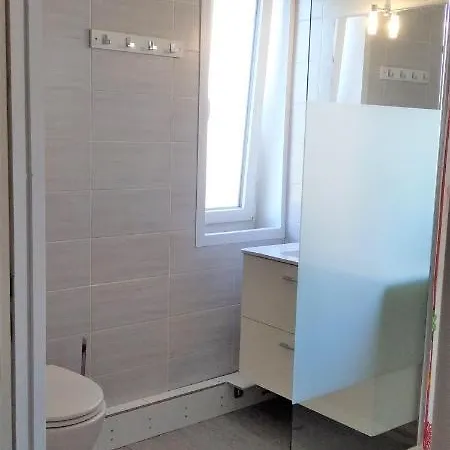 1 Personne Et 1 Personne Avec Entree Libre Et Salle De Bain Privee 게스트하우스 꼴로미에